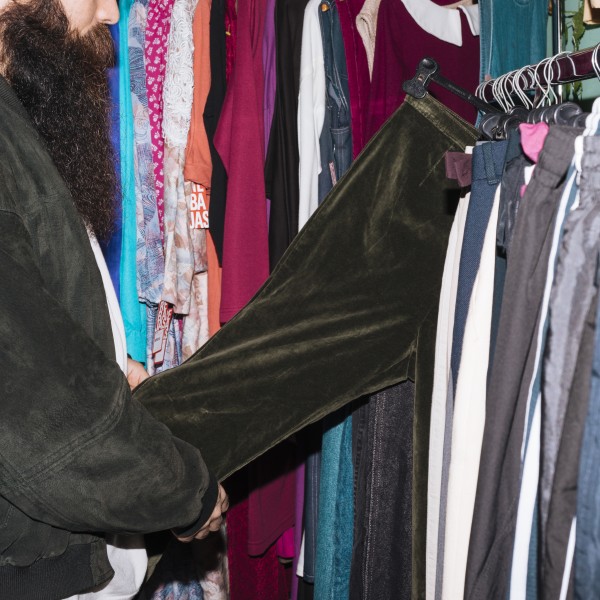 Купил јакна во продавница за „secоnd hand“, погледнал во џебот и останал без зборови: Секогаш ќе го памети овој ден